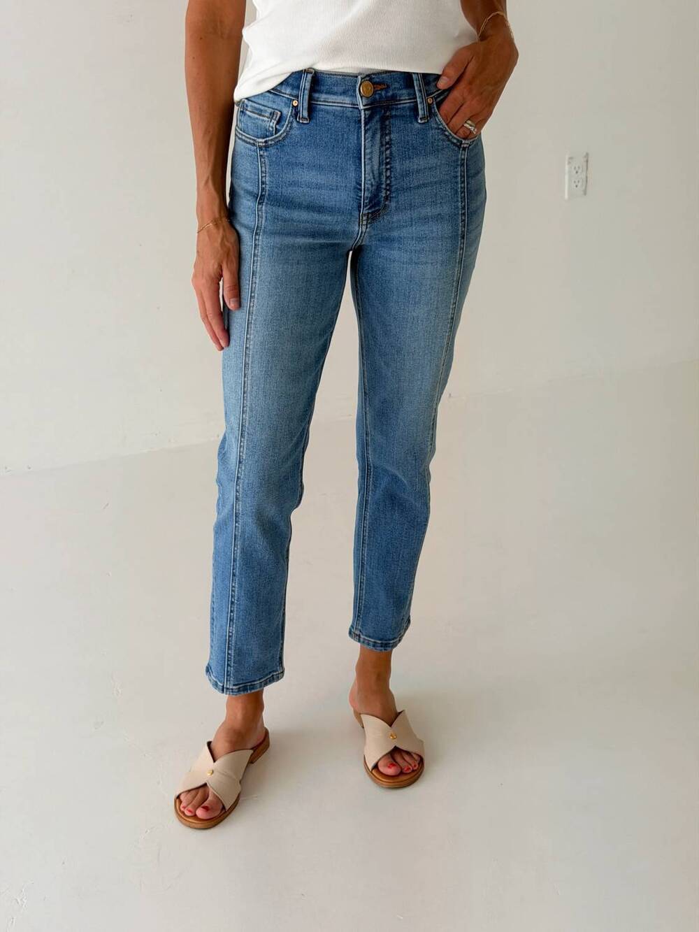 NEW KUT FROM THE KLOTH blair denim with side inset in exhibiting